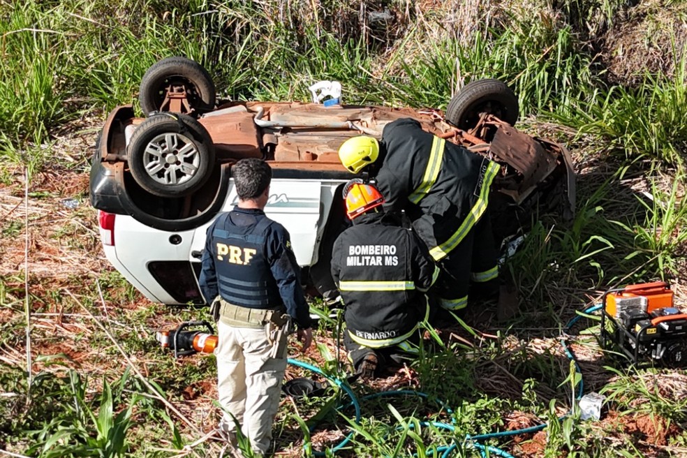 O carro capotou com a força da colisão. — Foto: Corpo de Bombeiros