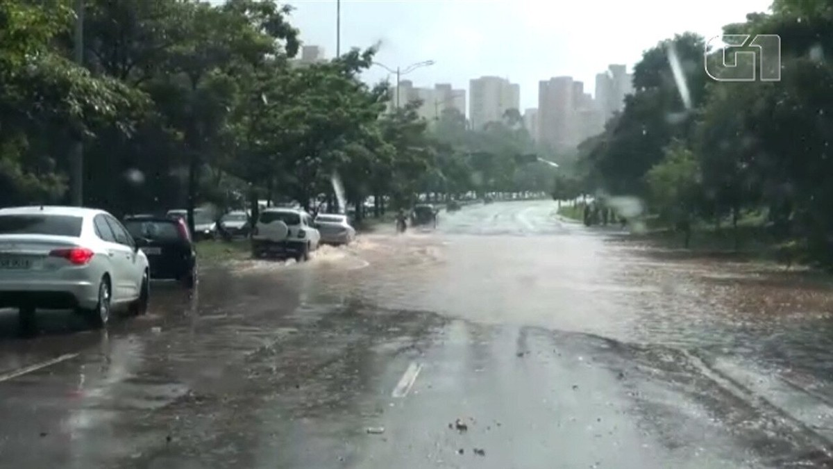 Chuva provoca transbordamento de córregos e deixa regiões de SP em ...