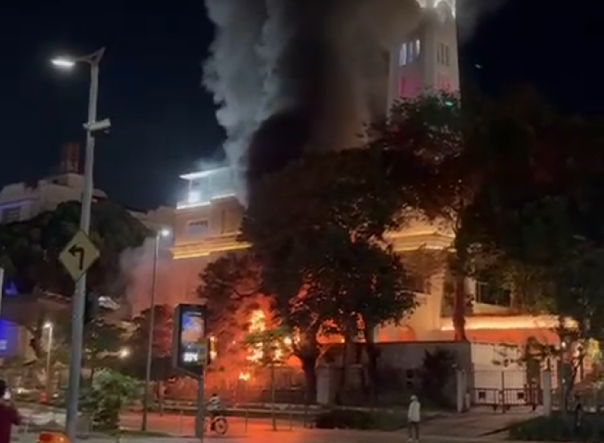 Incêndio atinge Edifício Touring, prédio histórico do Rio