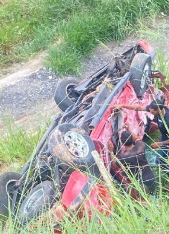 Homem morre após carreta carregada de cerâmica atingir dois carros e cair de ribanceira na BR-381
