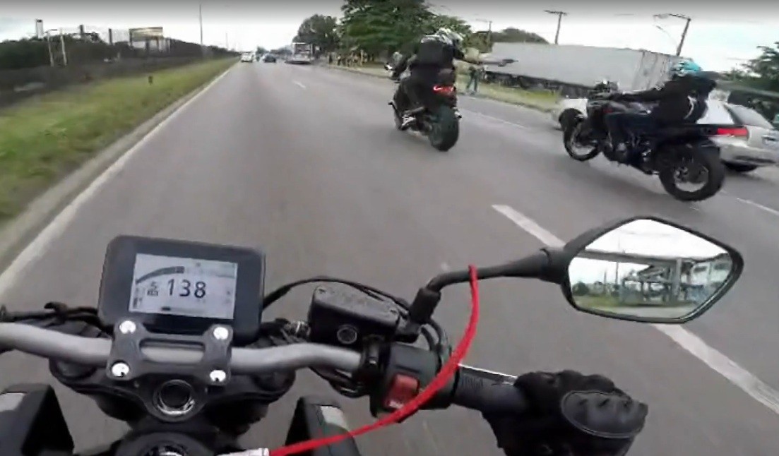 VÍDEO: motociclista flagra criminosos assaltando amigo na Rio-Magé