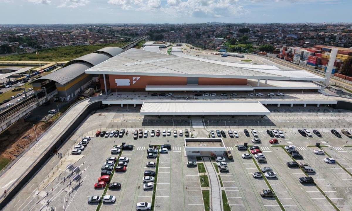 Governador da Bahia recebe as chaves da nova rodoviária de Salvador