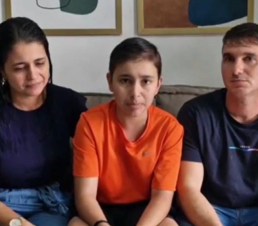 Jovem e os pais durante campanha nas redes sociais em busca de doador — Foto: Divulgação