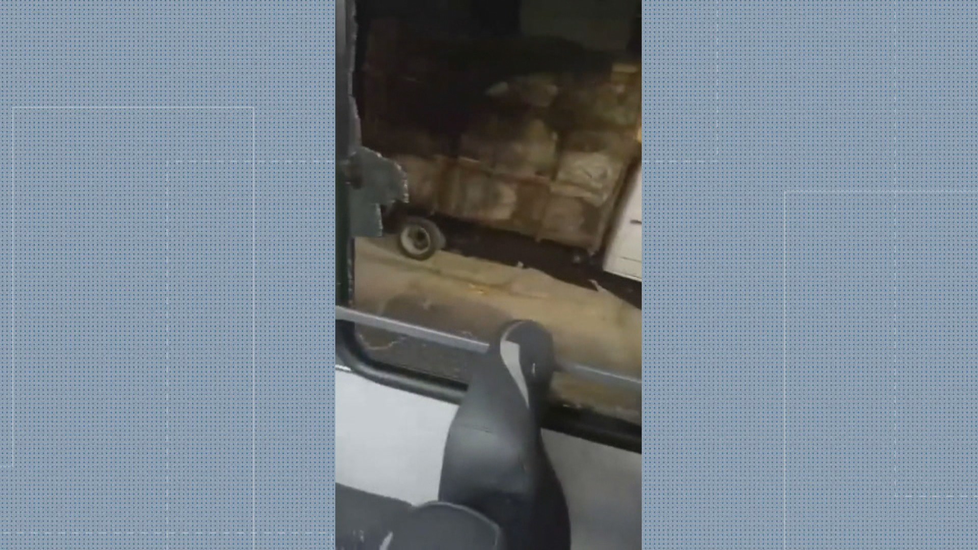 Tentativa de invasão do CV a Vigário Geral tem tiroteio, ônibus baleado e trens suspensos