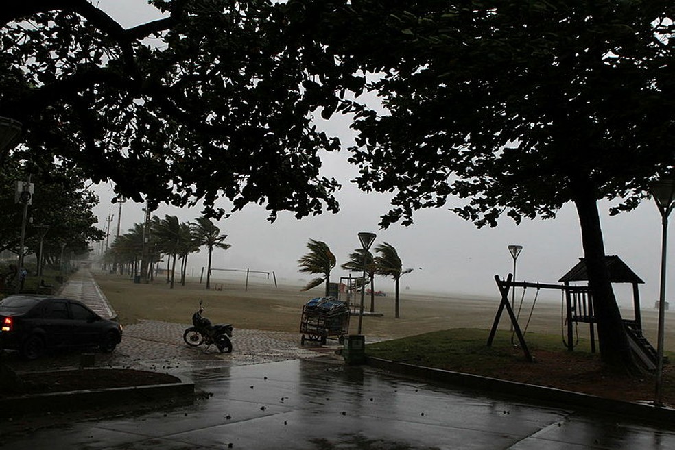 Vento na cidade de Santos (SP) — Foto: Carlos Nogueira/Jornal A Tribuna