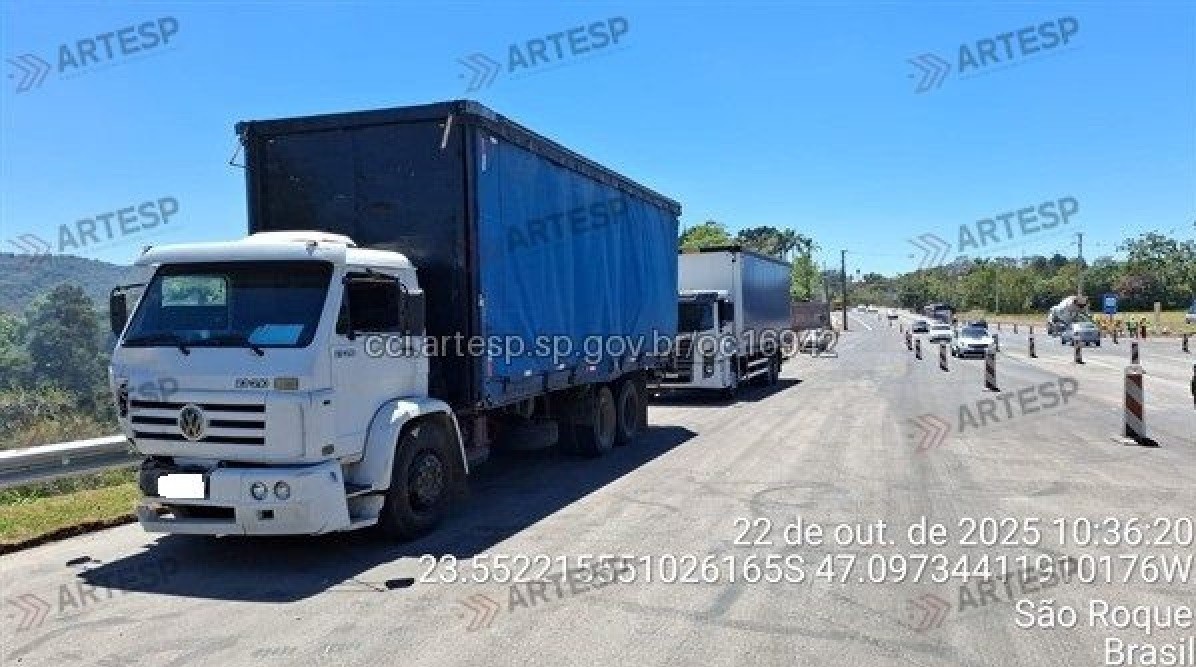 Engavetamento entre cinco veículos fecha a Raposo Tavares em São Roque