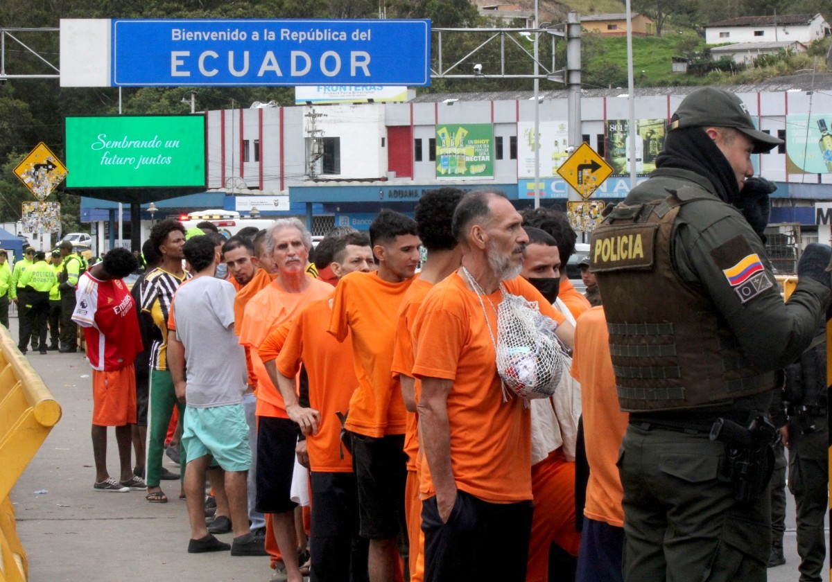 Equador deporta mais de 800 presos colombianos em meio a protestos de Bogotá