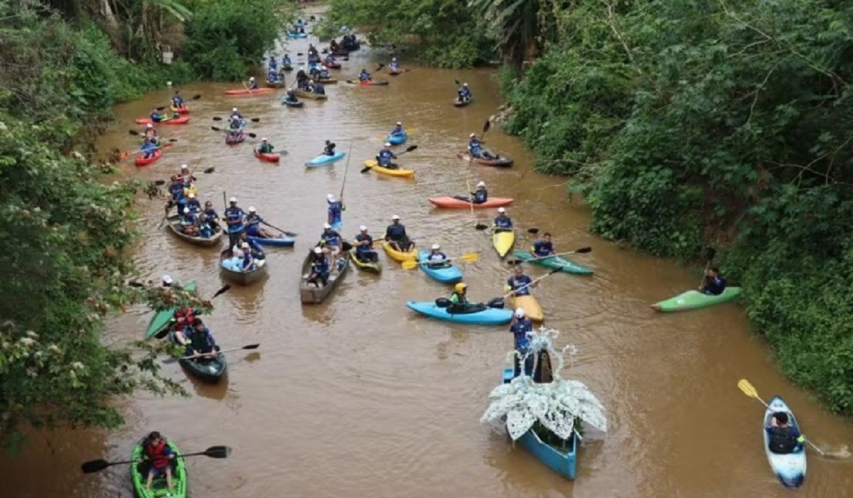Procissão Aquática Emociona: Canoagem Homenageia Nossa Senhora Aparecida e Une Fiéis em MG!