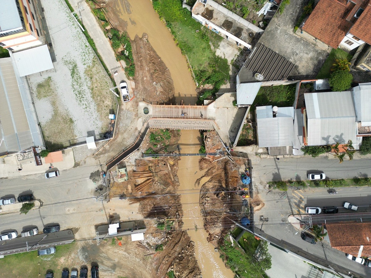 Ponte improvisada em Conselheiro Paulino segue interditada e preocupa moradores em Nova Friburgo