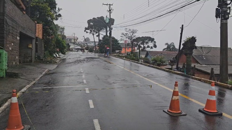 Parte da rua desmoronou em Gramado — Foto: RBS TV/Reprodução
