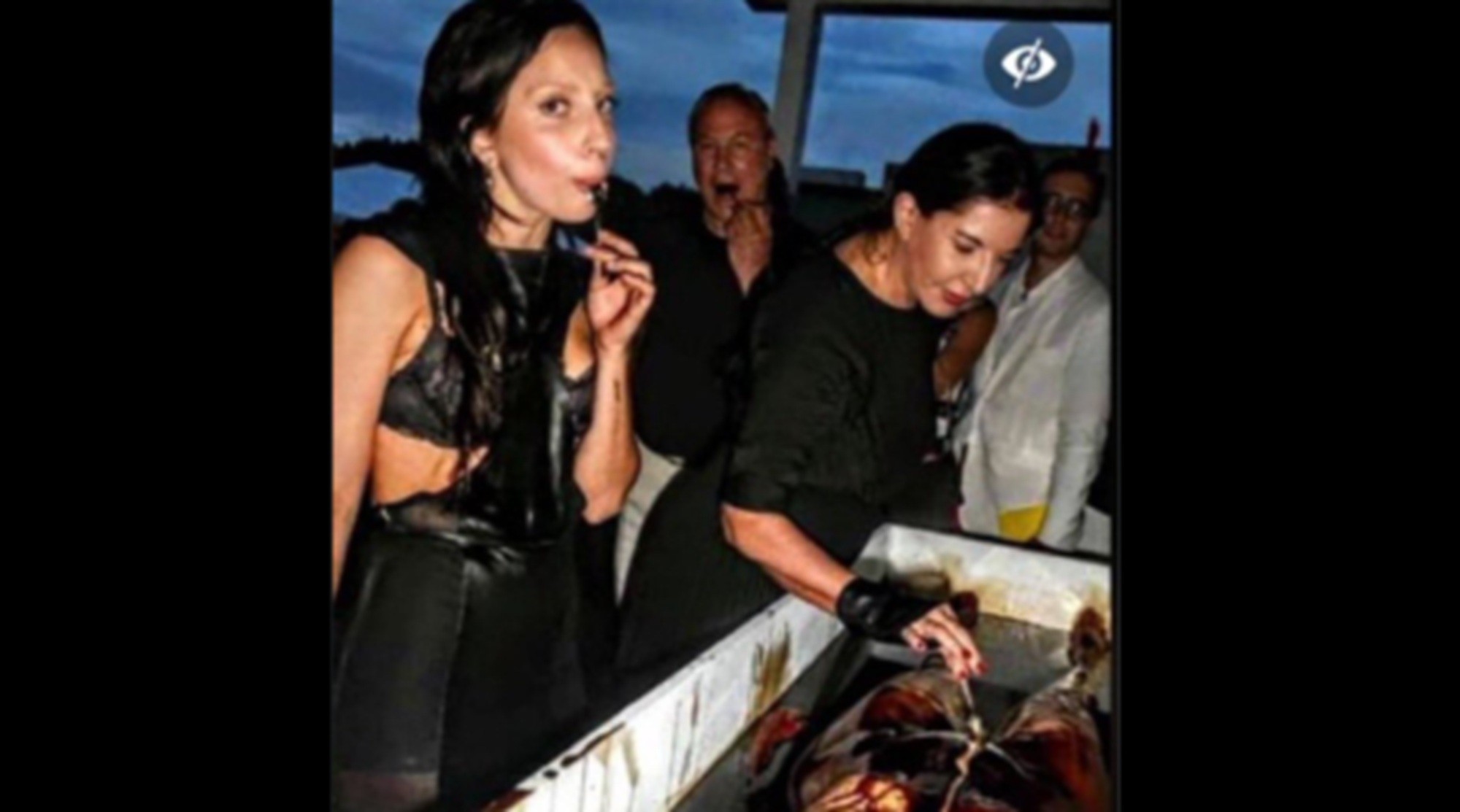 É #FAKE que foto mostre Lady Gaga comendo carne humana em ilha de Epstein; registro exibe interação da cantora com obra de arte