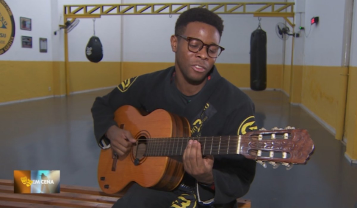Cover de Gilberto Gil: ator e morador de Campinas usa esporte como preparo para papel em espetáculo musical