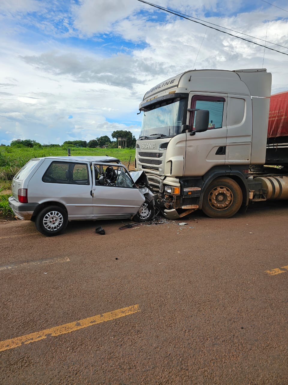 Motorista morre após bater carro em caminhão estacionado em MT 