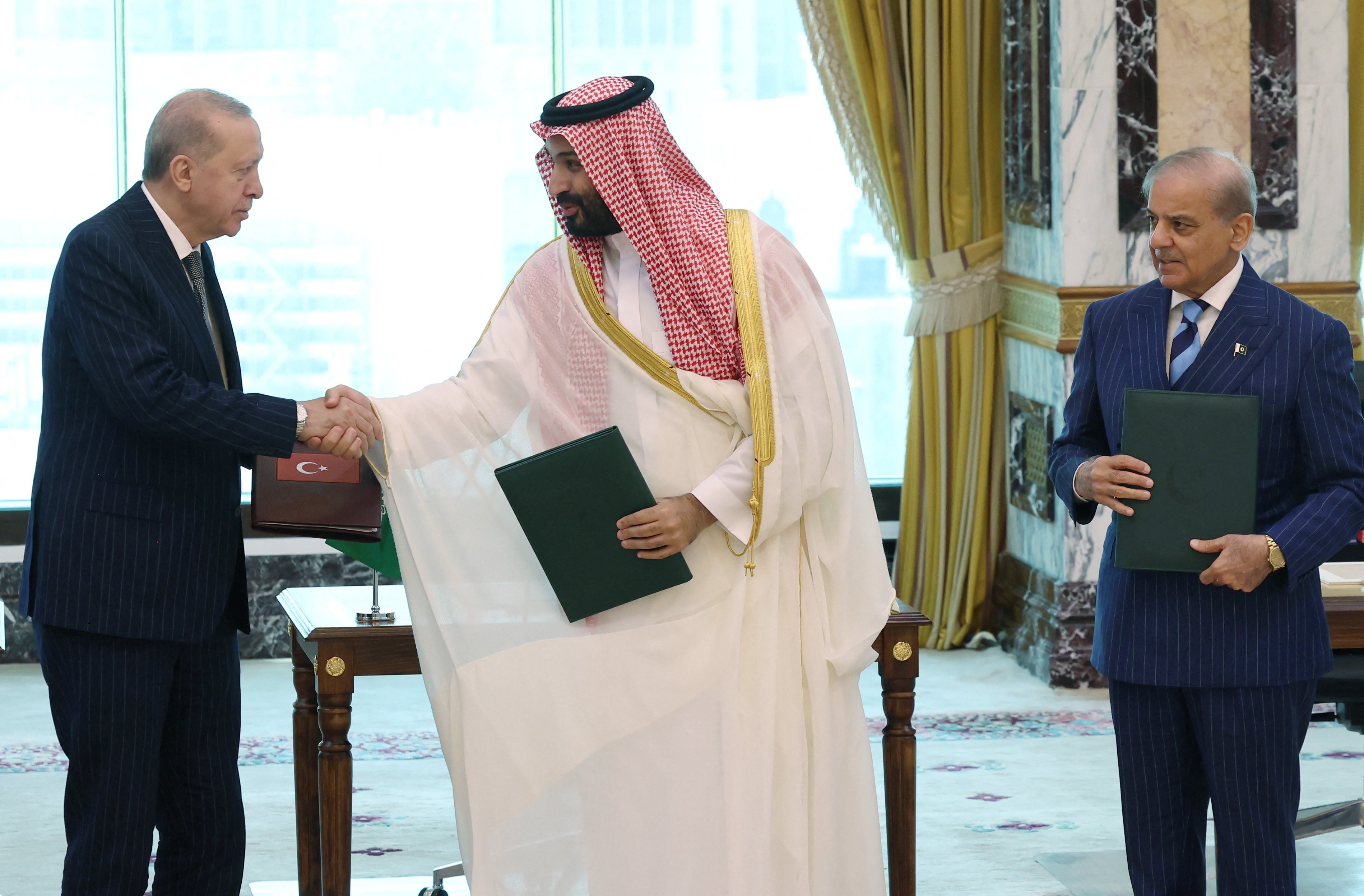 Turquia, Arábia Saudita e Paquistão assinam pacto de defesa em meio a turbulências no Oriente Médio 
