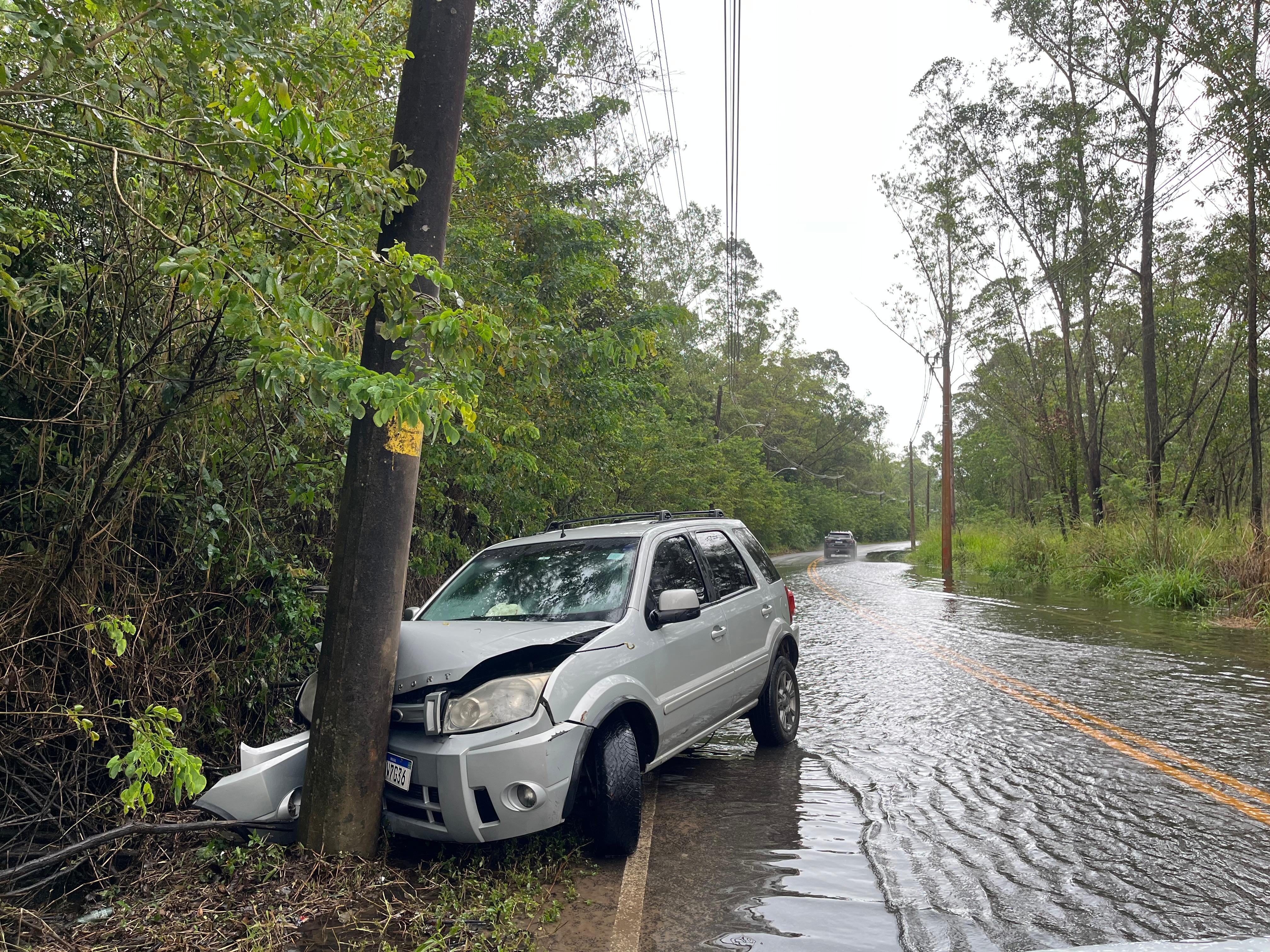 VÍDEO: carro bate em poste e é deixado na Estrada da Volta Fria, em Mogi das Cruzes