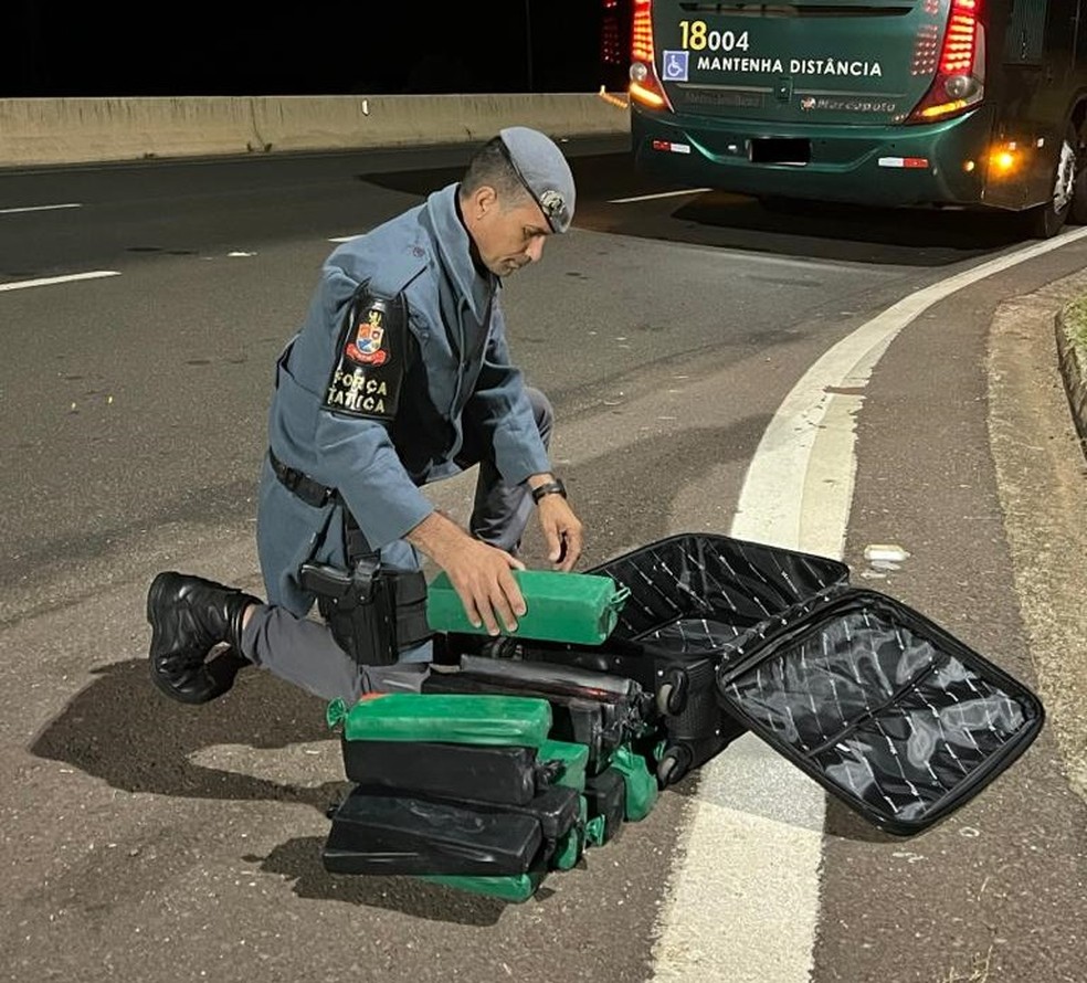 Policiais militares encontraram o entorpecente dentro de uma mala de viagem, na Rodovia Raposo Tavares (SP-270) — Foto: Polícia Militar
