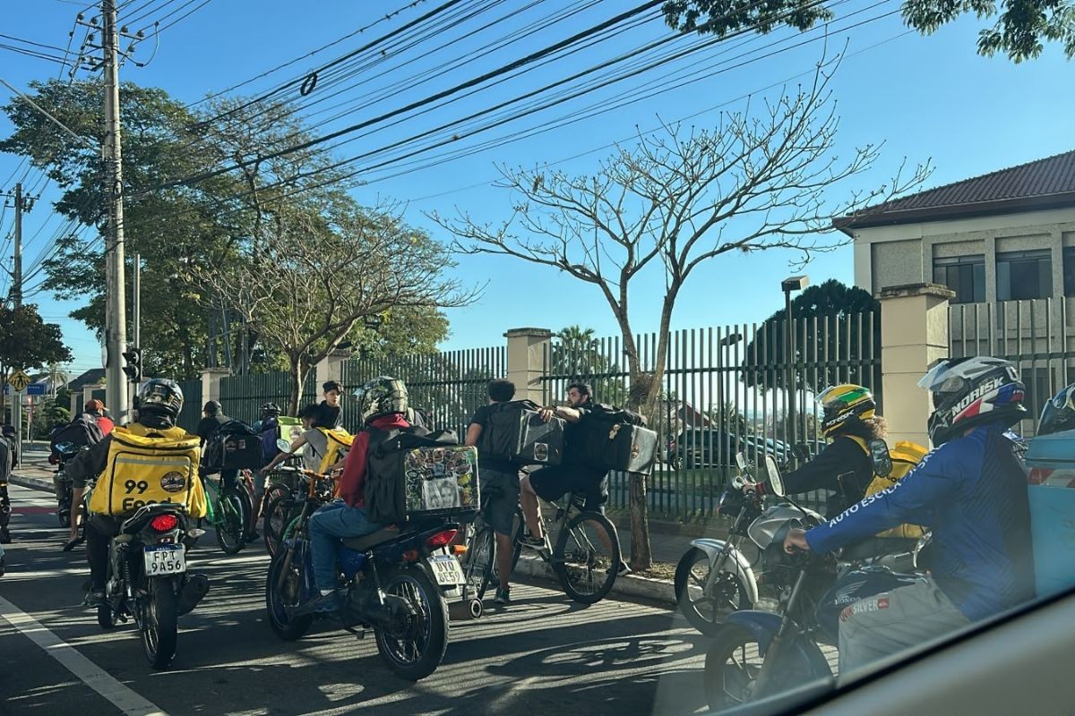 Entregadores por aplicativo fazem manifestação em São José dos Campos; veja vídeo