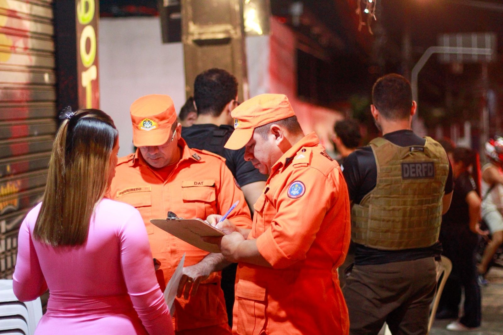 Quatro bares são autuados por vender bebida alcoólica a adolescentes em Manaus