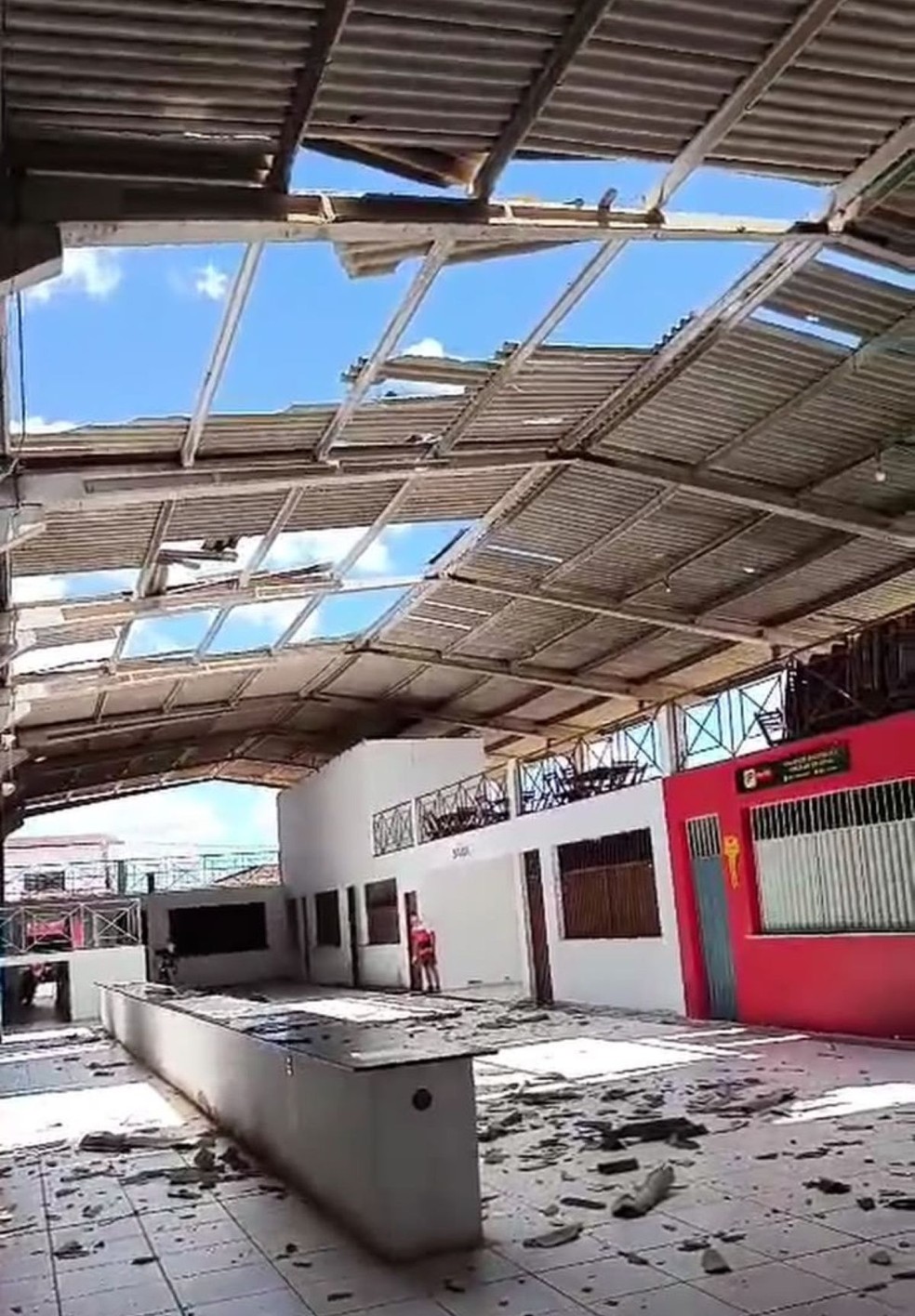Redemoinho derruba parte do telhado de mercado público em Tenente Laurentino Cruz — Foto: Defesa Civil/Reprodução