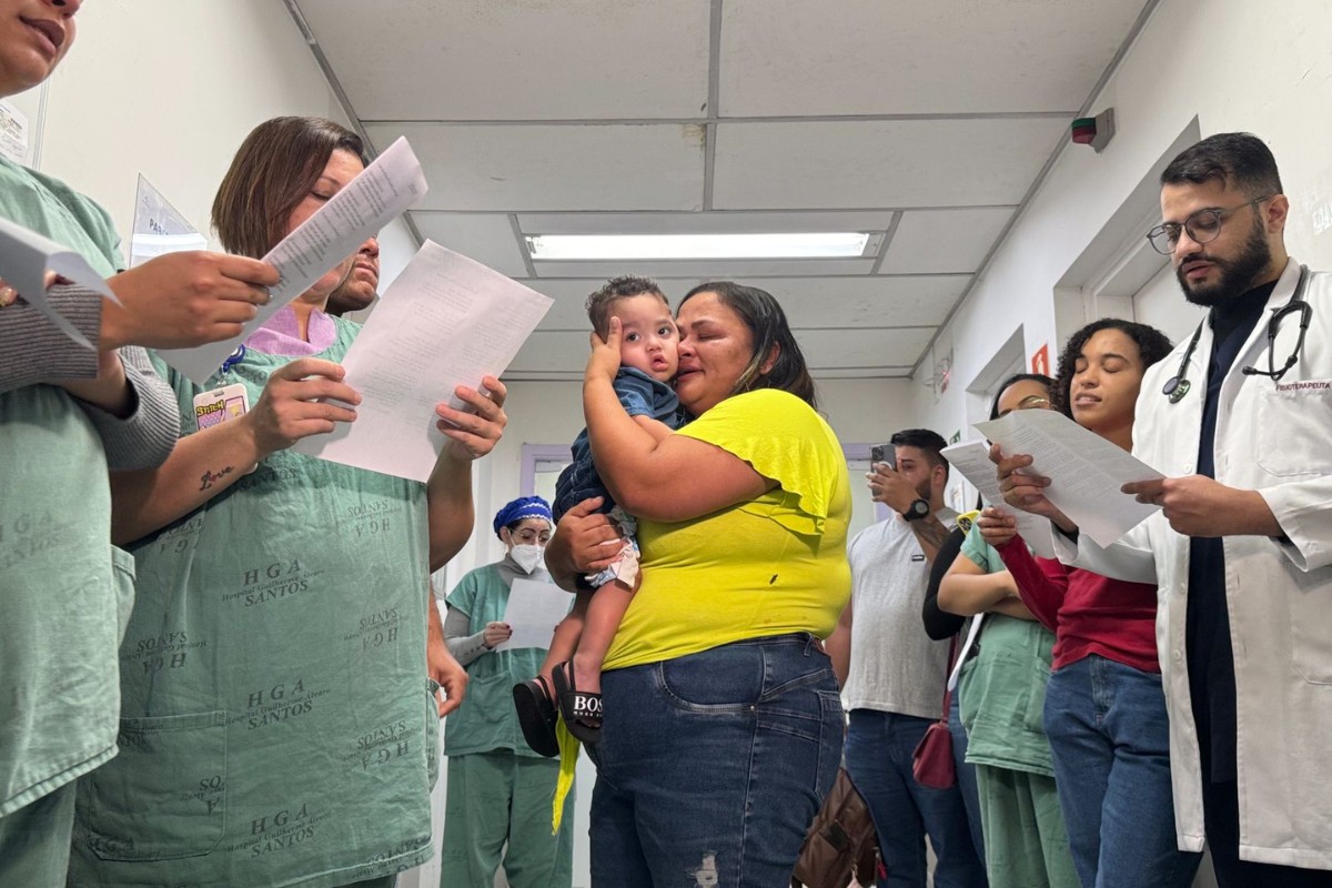 Internado desde que nasceu, bebê de um ano e sete meses recebe alta e ganha festa: 'muita emoção'