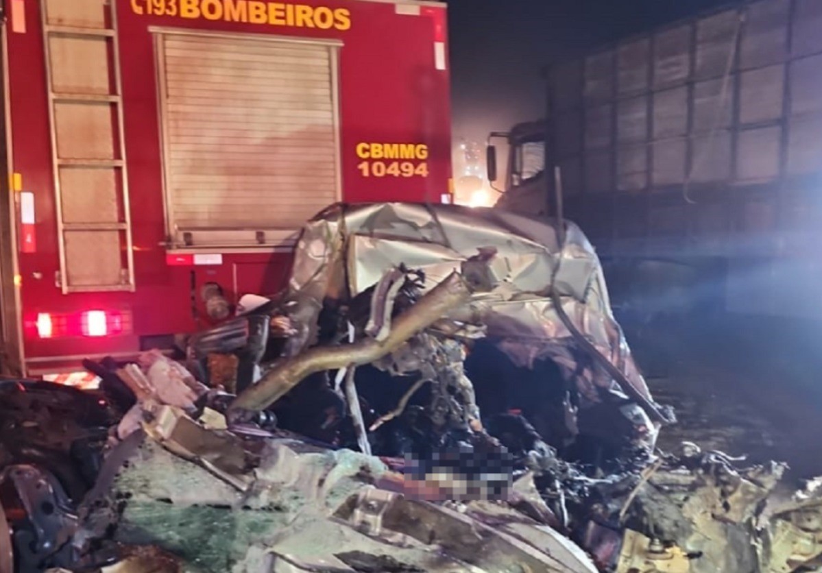 Motorista morre em acidente entre carro e caminhão na MG-050 