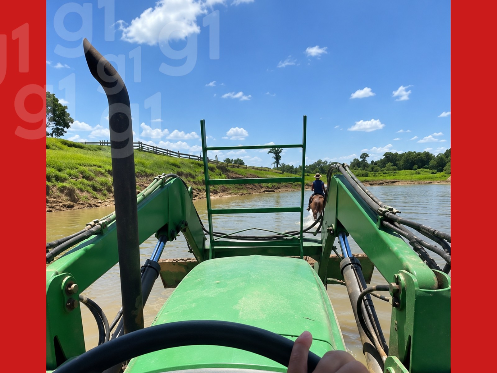 Caseiro de fazenda atravessa rio de trator durante estiagem intensa no Acre; VÍDEO