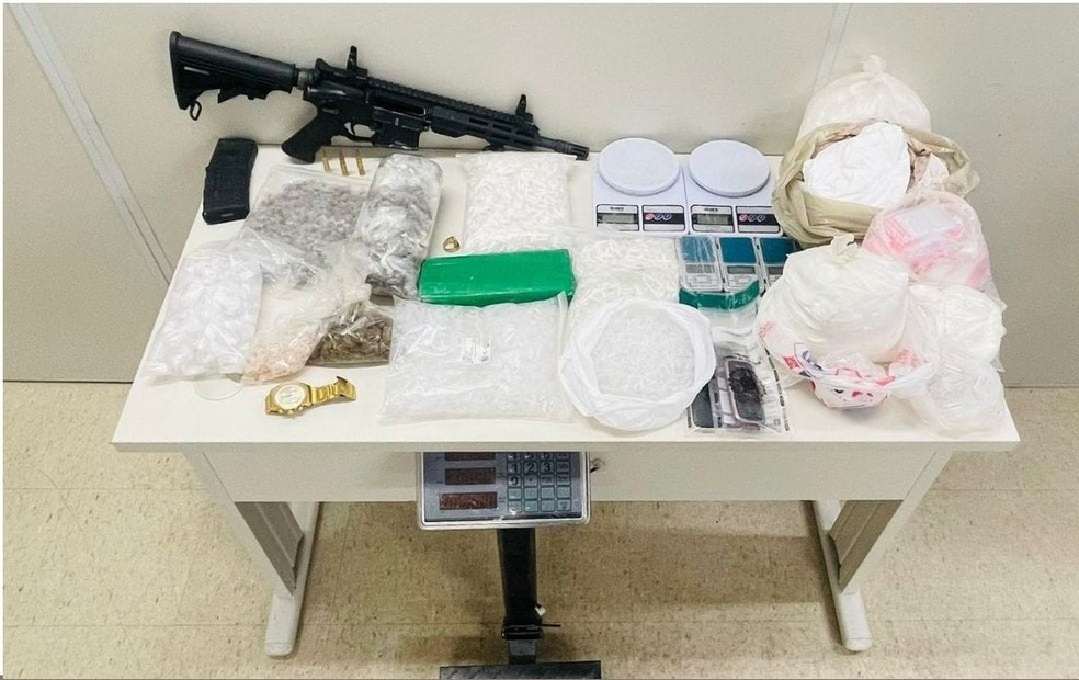 Durante as buscas, foram apreendidos uma arma de fogo, drogas e balanças de precisão — Foto: Reprodução/Redes Sociais