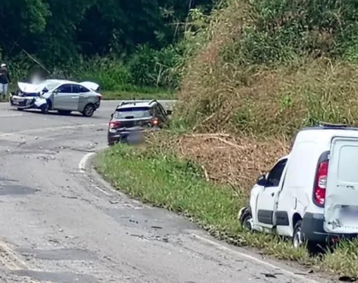 Acidente com seis carros deixa três pessoas feridas na MG-353, em Coronel Pacheco