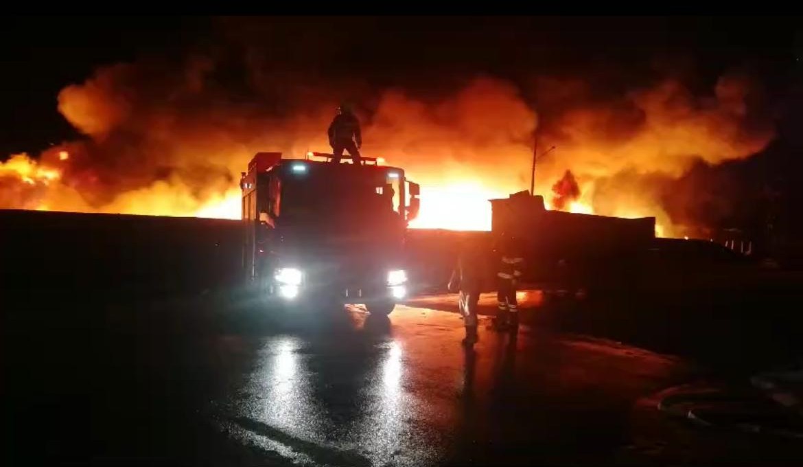 Incêndio atinge empresa de plástico em Cuiabá; vídeo 