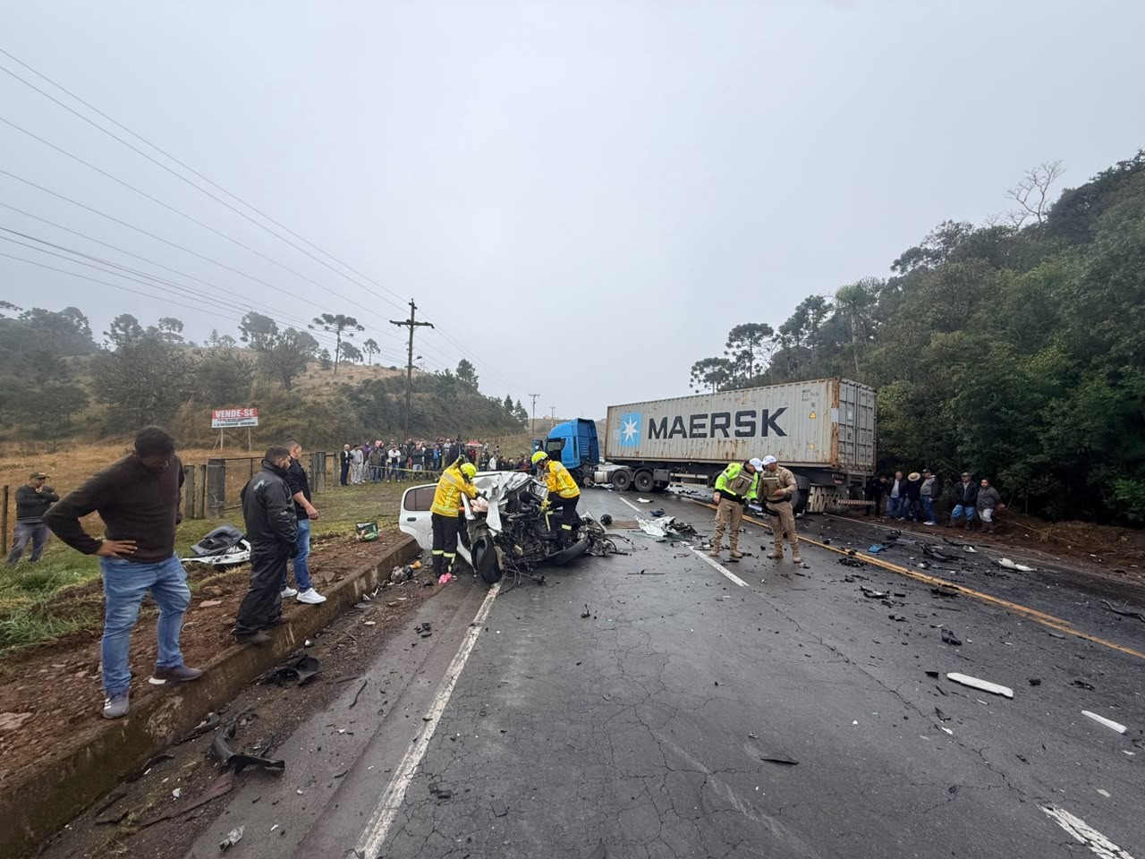 Três morrem após carro bater de frente com carreta na Serra Dona Francisca, em SC; bebê está entre as vítimas