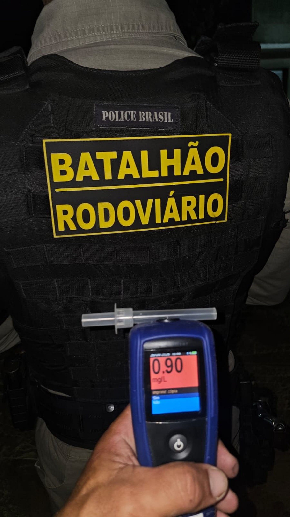Motorista embriagado e sem CNH é preso após furar blitz e bater em árvore na Grande Natal