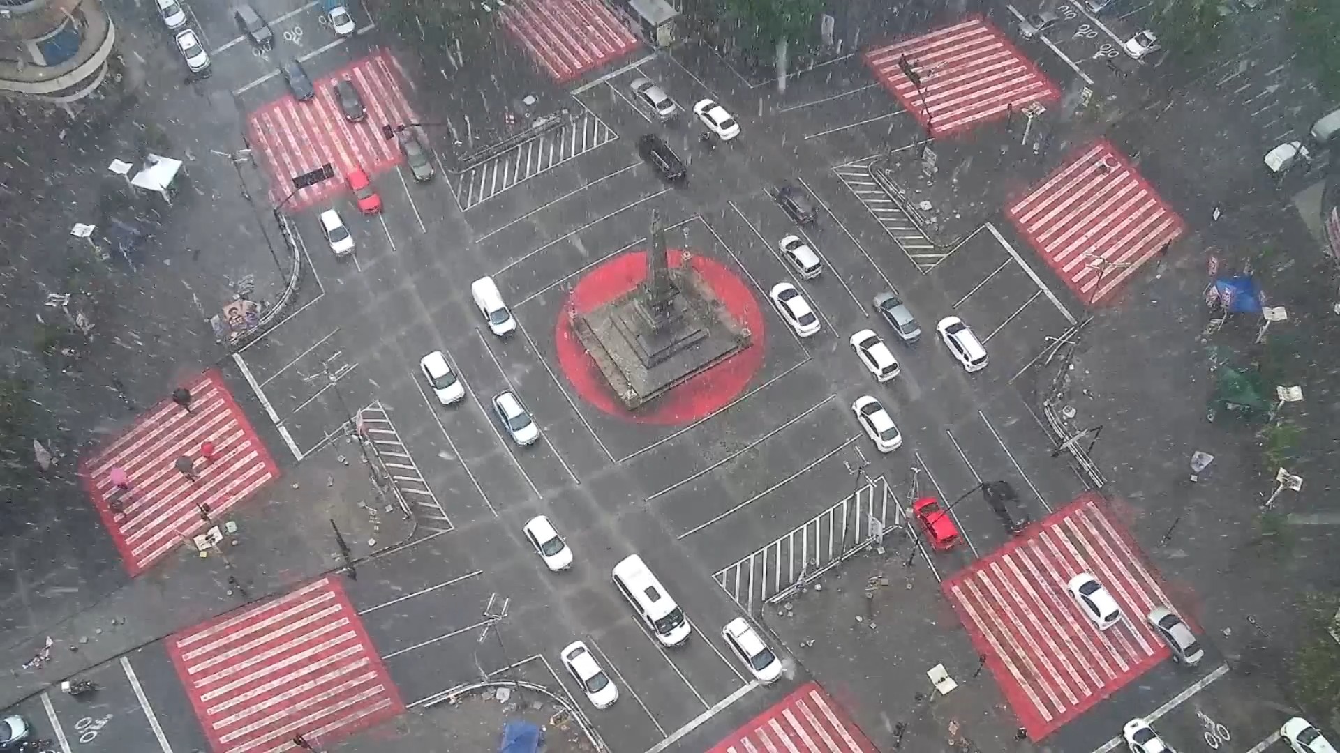 Chuva forte causa transtornos em BH; acidentes deixam feridos e congestionamento