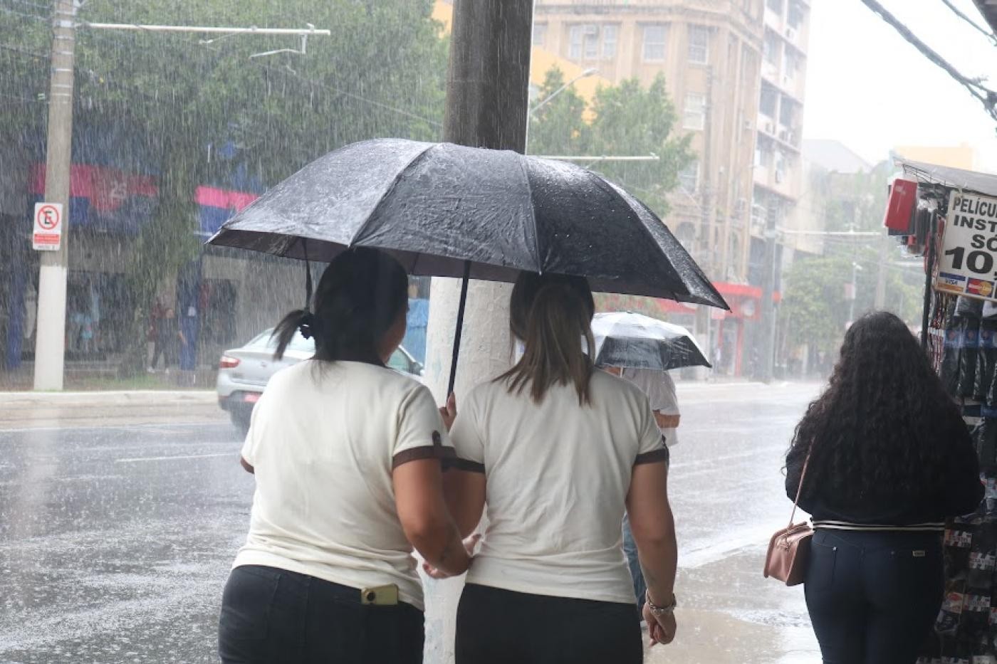 Marinha emite alerta de ressaca com a chegada de frente fria no litoral de SP; veja previsão