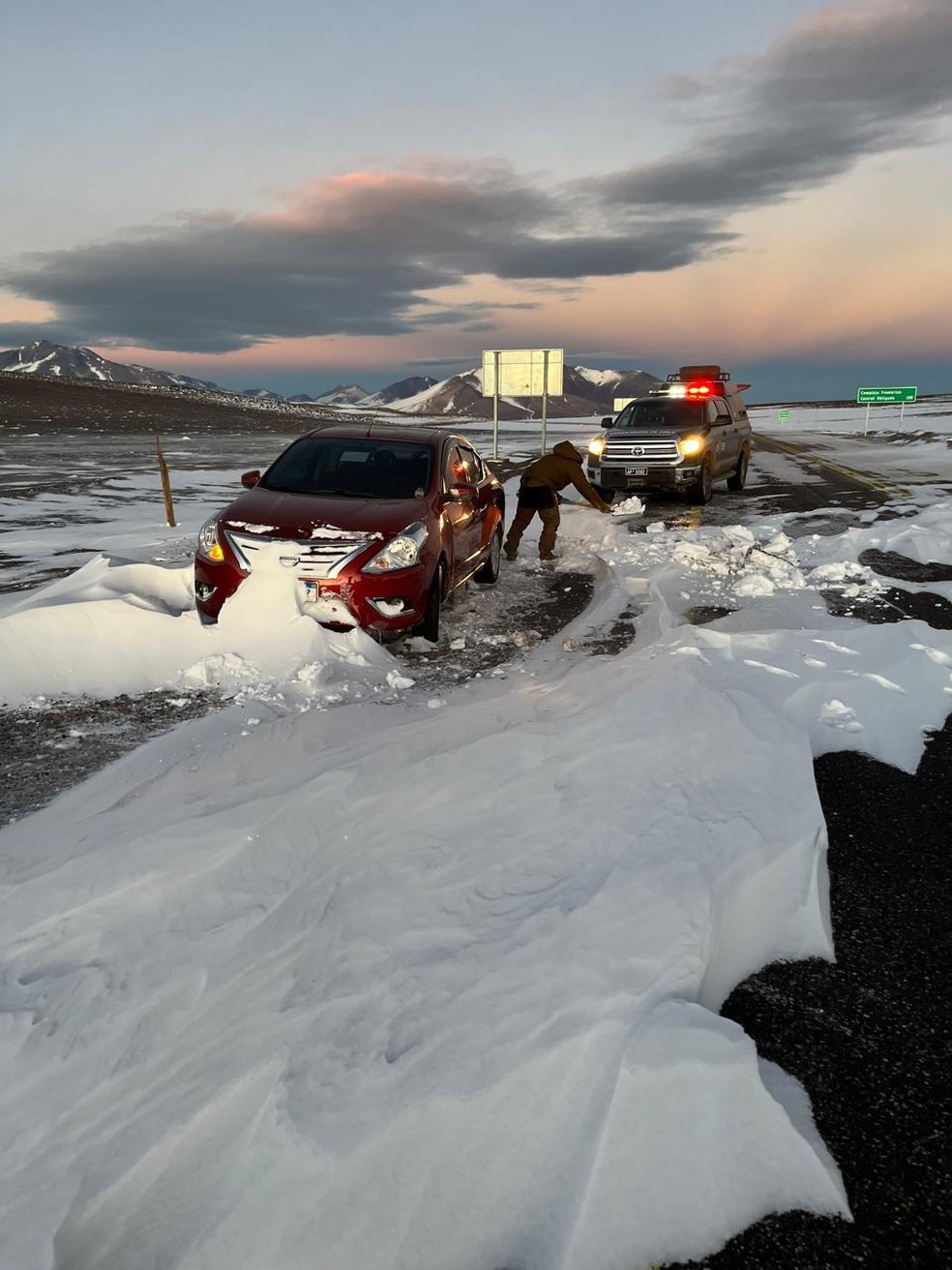 Carro atolou na neve — Foto: Arquivo pessoal