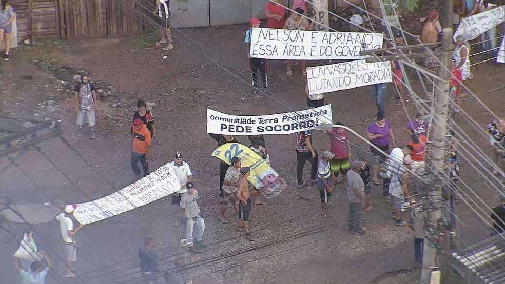 Protesto de moradores da ocupação 'Terra Prometida', em Guarulhos, na Grande São Paulo. — Foto: Reprodução/TV Globo