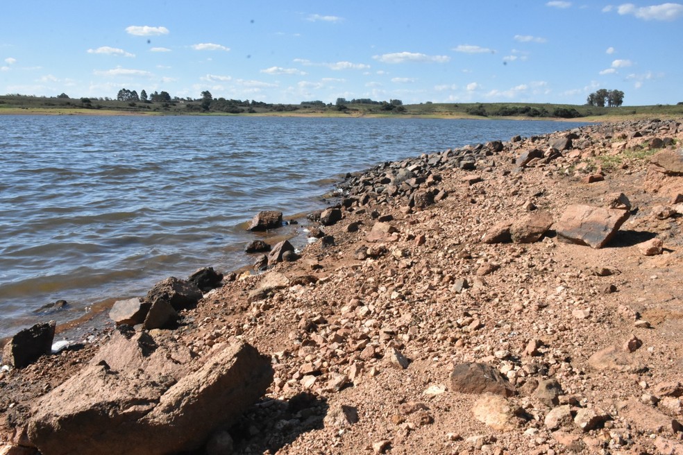 Níveis da Sanga Rasa, em Bagé, baixaram com a falta de chuva — Foto: Tamile Padilha
