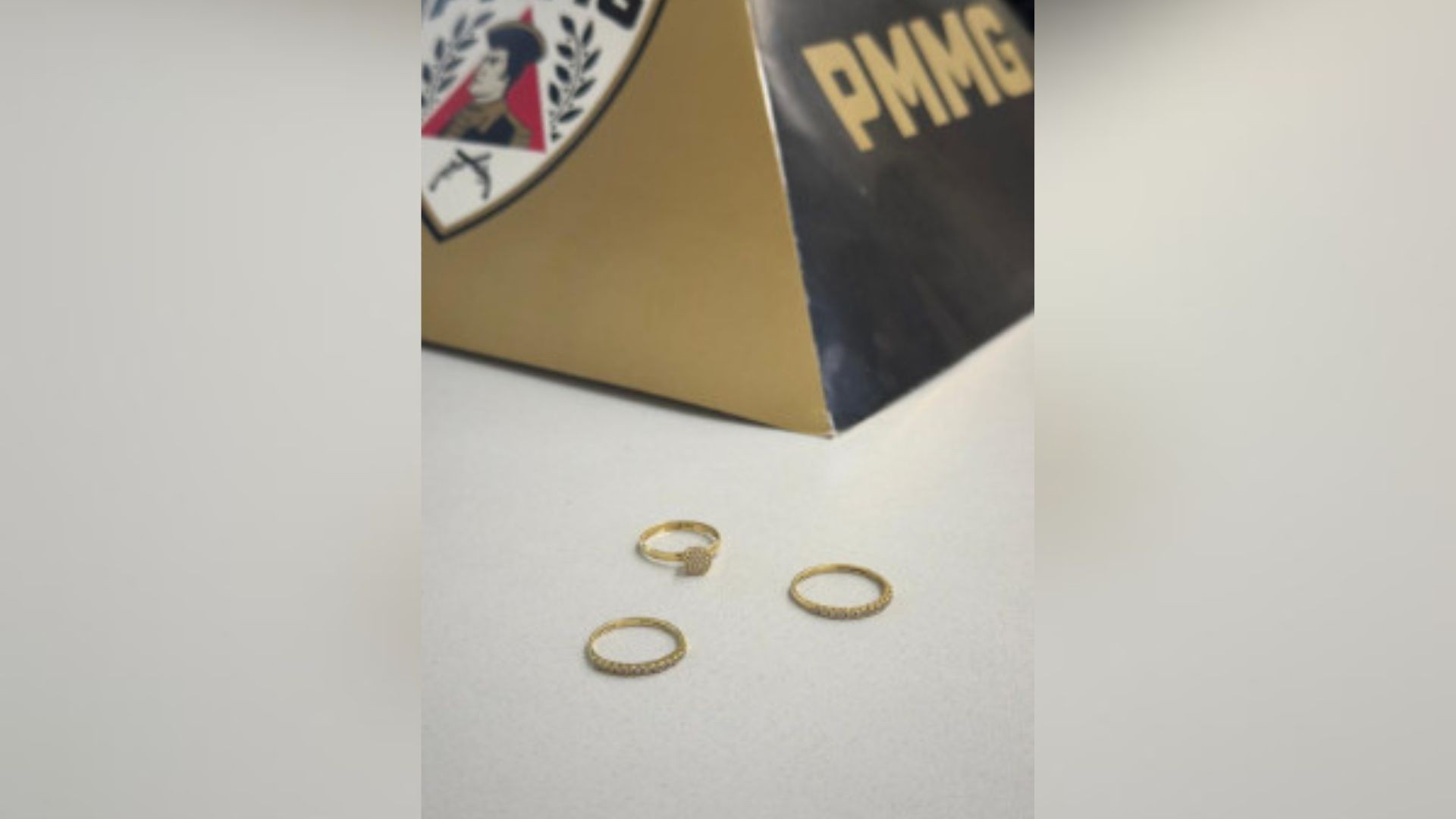 Mulher engana idosa, furta anéis com pedras preciosas e vende em joalheria de Uberlândia