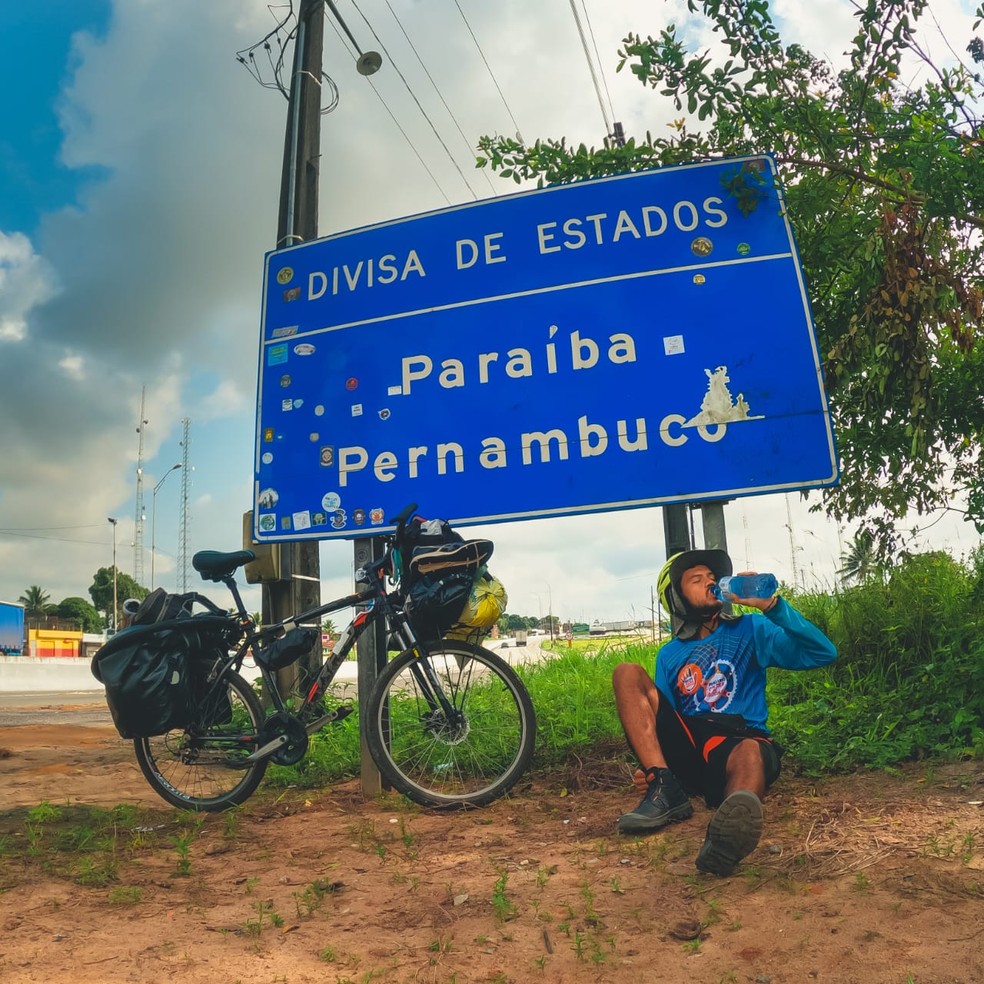 Maruan Matheus Moreira tem 26 anos e está viajando do Paraná ao Maranhão de bicicleta, pelo litoral brasileiro — Foto: Arquivo pessoal