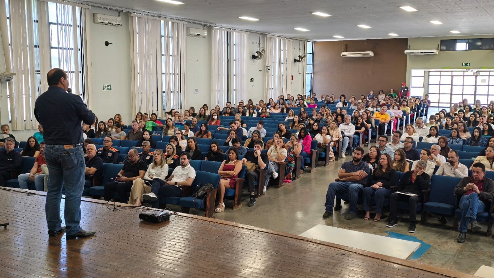 ADEUS, PAPEL! BEM-VINDA, TECNOLOGIA!