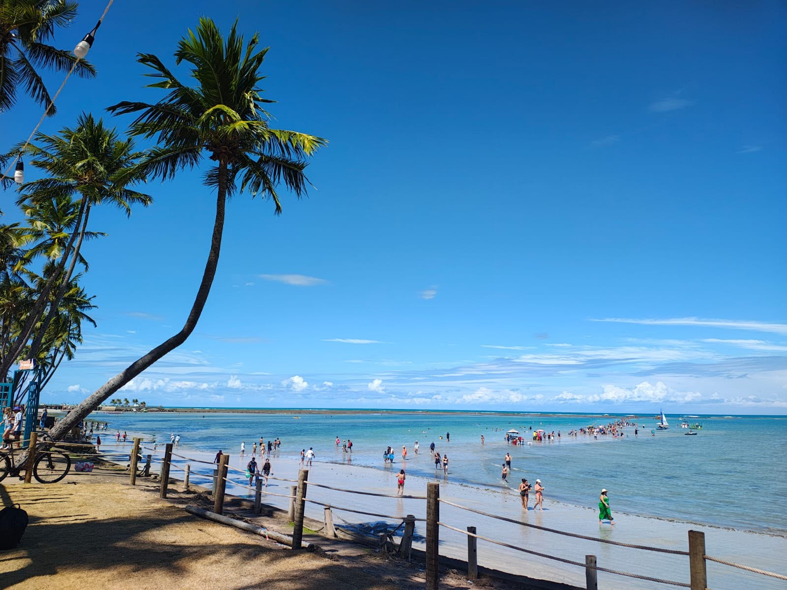 Caminho de Moisés: maré baixa atrai multidão a praia de Maceió