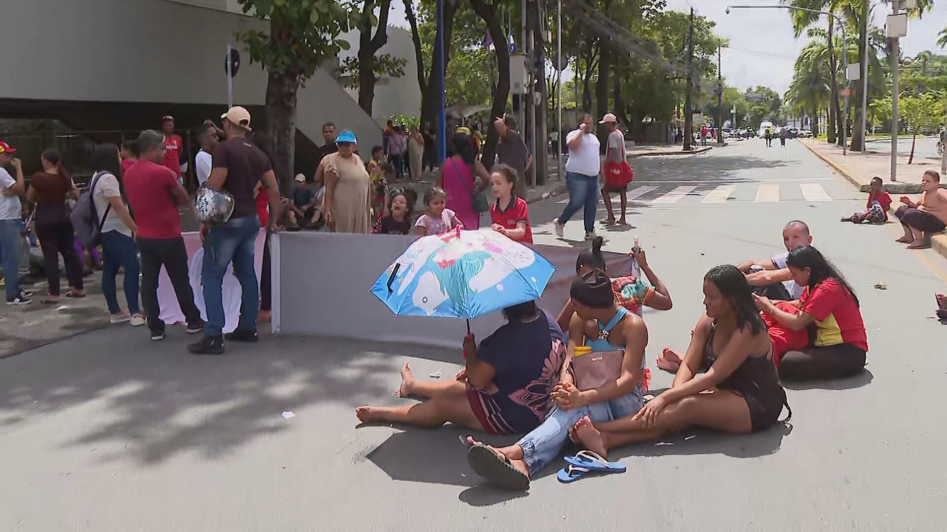 Manifestantes protestam por habitação em frente à prefeitura do Recife e interditam Avenida Cais do Apolo