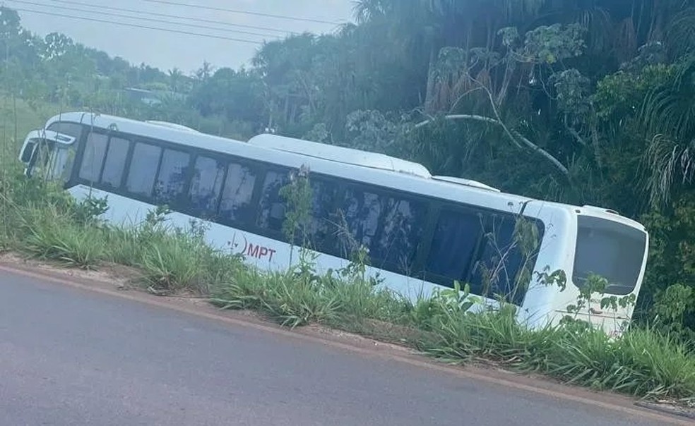 Ônibus saiu da pista e desceu barranco na RO-010 — Foto: Reprodução