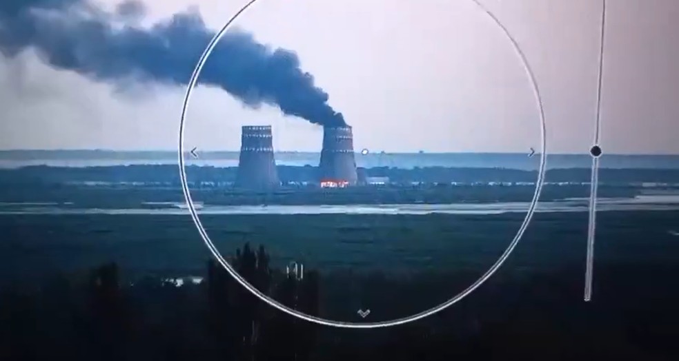 Zelensky diz que forças russas incendiaram instalações da usina nuclear de Zaporizhzhia — Foto: Reprodução/X
