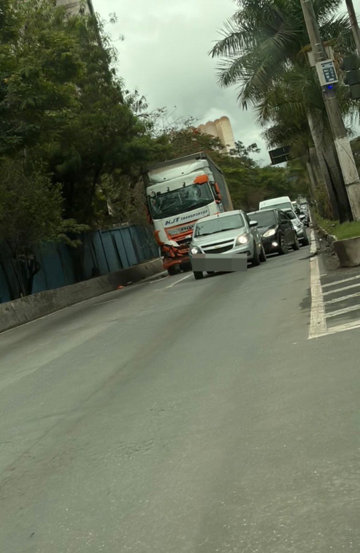 Acidente entre duas carretas é registrado na BR-393, em Volta Redonda