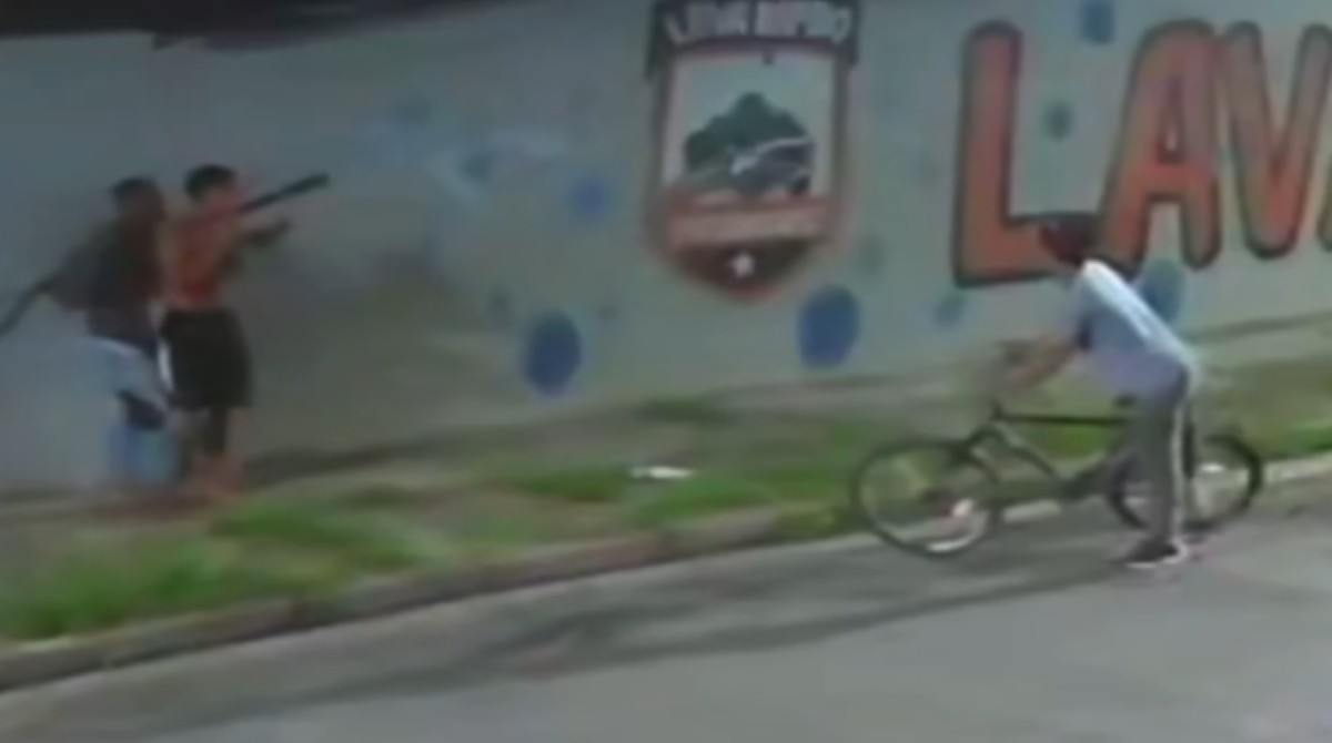 VÍDEO: filho tenta proteger pai durante ataque armado em Itaquaquecetuba