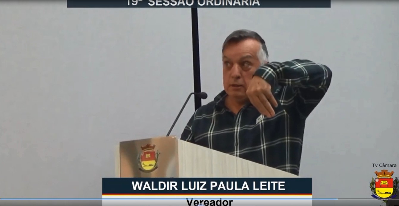 Vereador causa polêmica ao dizer frases machistas e homofóbicas para plateia depois de cumprimentar vereadora: ‘Se segura, tu és macho’