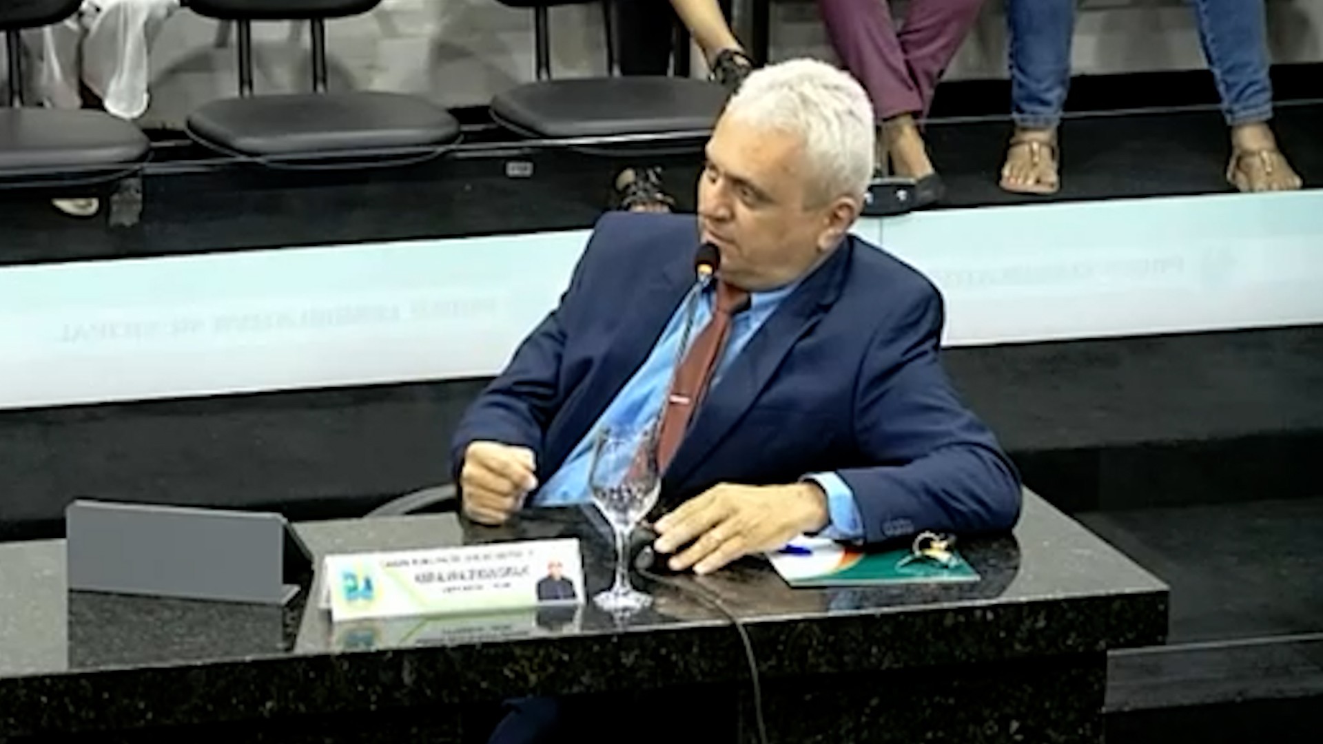 Vereador usa termos racistas como 'neguinho', 'macaquinho' e 'denegrir' ao criticar gestão em sessão no PI