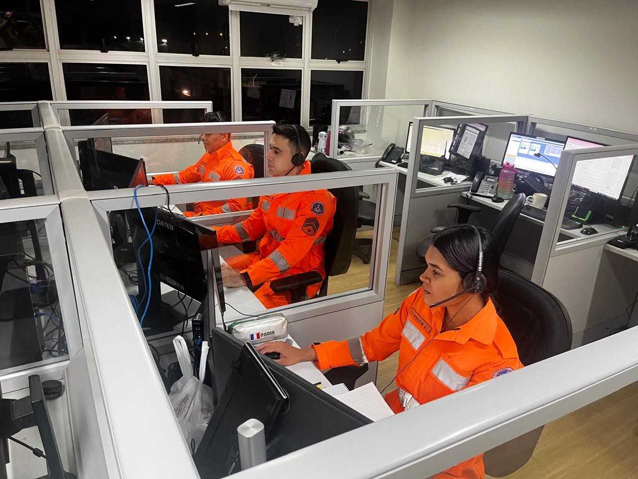 Mulher dá à luz uma menina em banheiro de supermercado e recebe orientações dos bombeiros por videochamada em MG