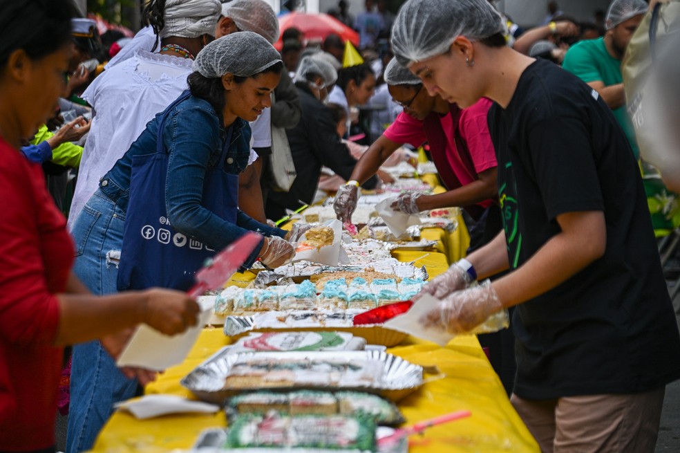 A comunidade dos moradores e comerciantes no bairro do Bixiga, na região da Bela Vista, promove o tradicional bolo de aniversário para comemorar os 470 anos da cidade de São Paulo, nesta quinta-feira, 25 de janeiro de 2024. — Foto: ROBERTO SUNGI/ATO PRESS/ESTADÃO CONTEÚDO
