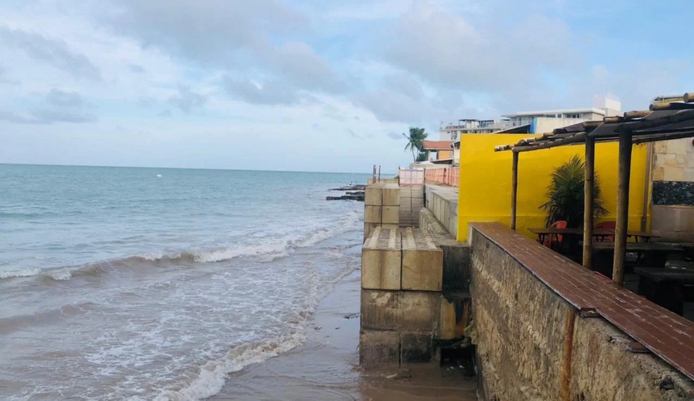 Muro de prédio construído na areia da praia do Bessa, em João Pessoa, vai ser derrubado — Foto: Reprodução / CBN João Pessoa